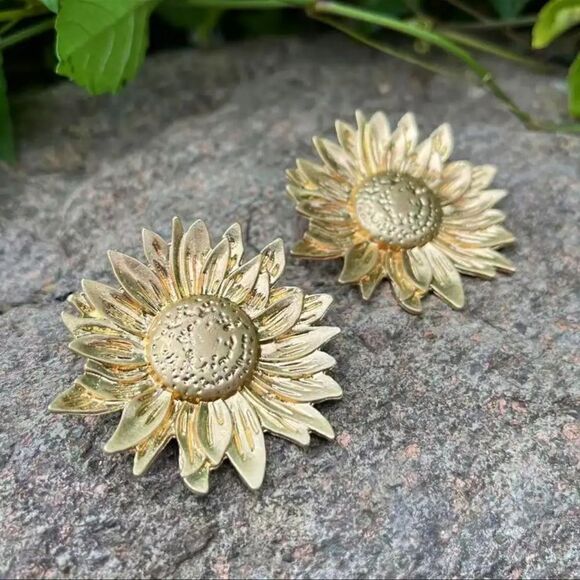 Sun flower stud earrings A97 - Picture 1 of 5
